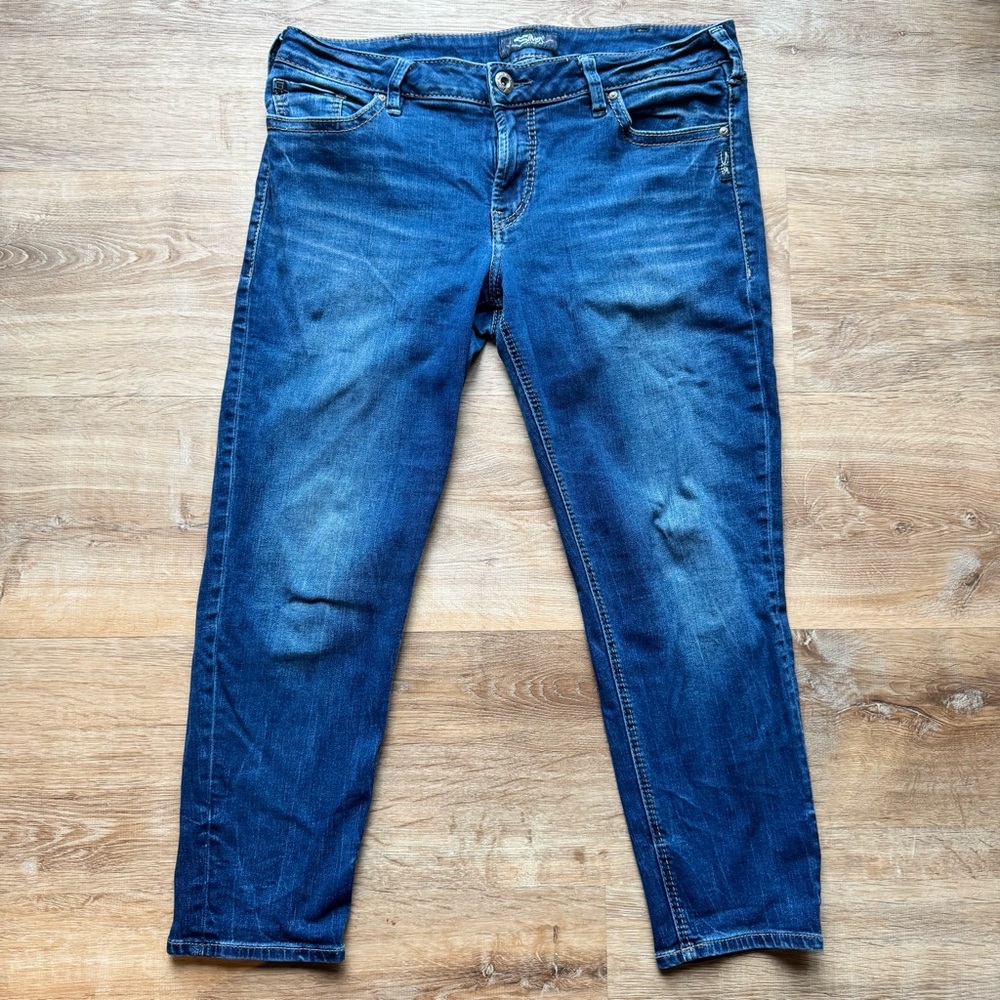 EUC Silver Suki cropped skinny jeans. Size 34. Medium wash.